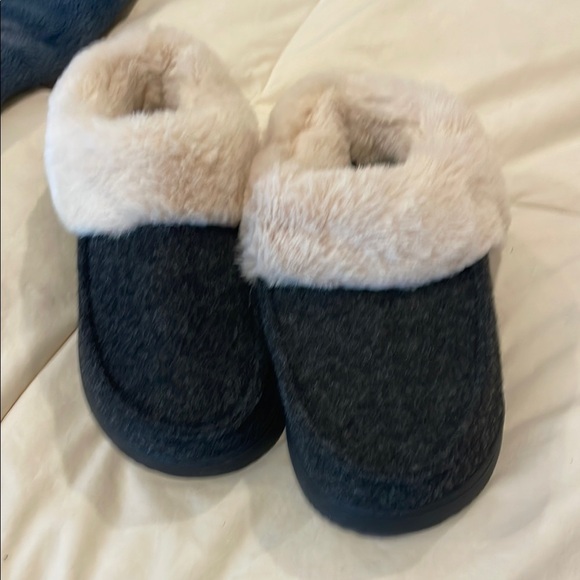 Dearfoams Women's Slippers in Black and Cream - Picture 6 of 7